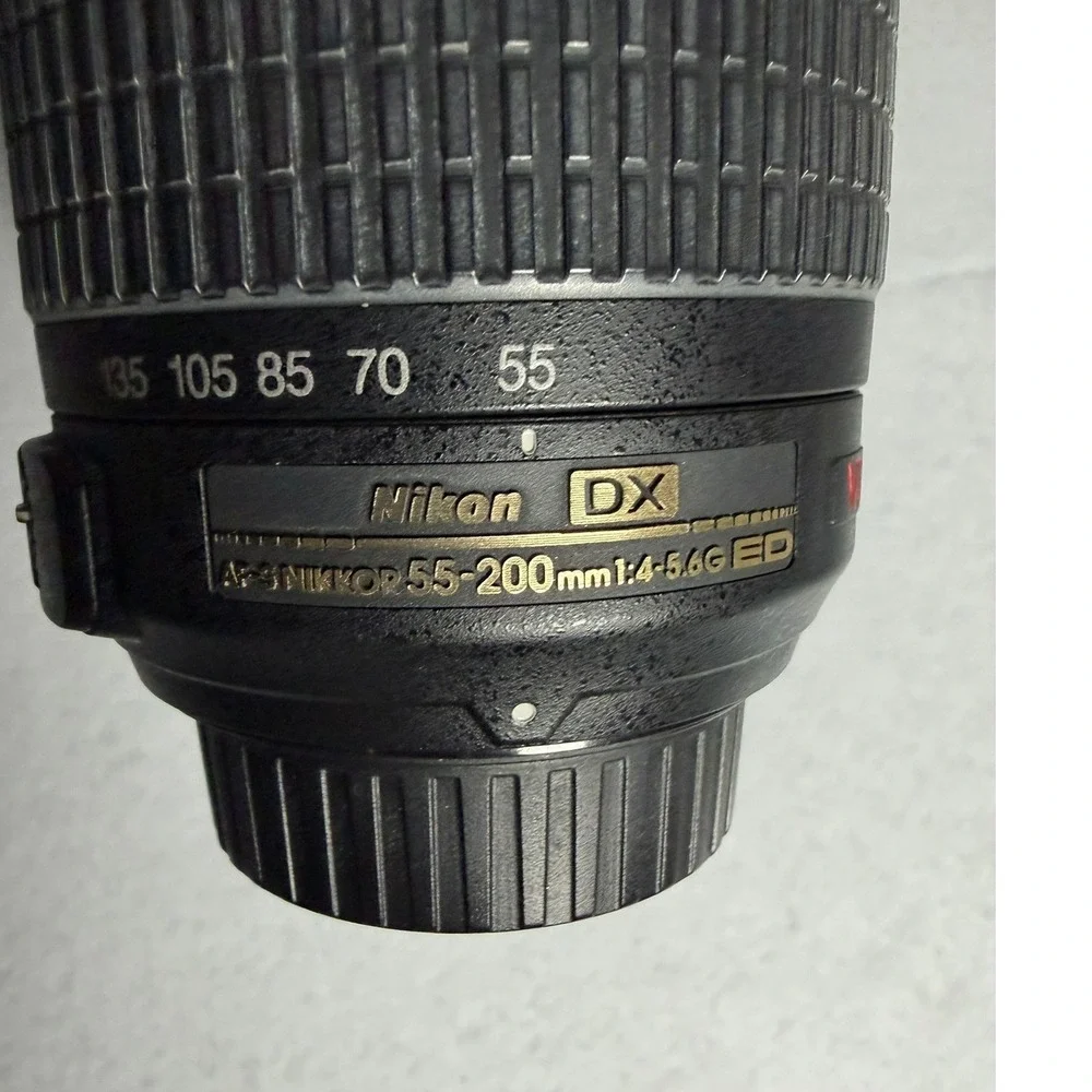 Nikon AF-S DX Nikkor 55-200mm f/4-5.6G ED VR Lens with Box and Pouch